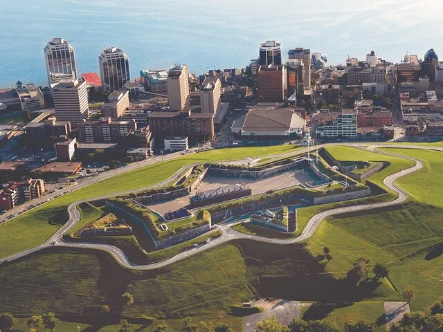 Vue aérienne de la Citadelle d’Halifax avec le panorama urbain