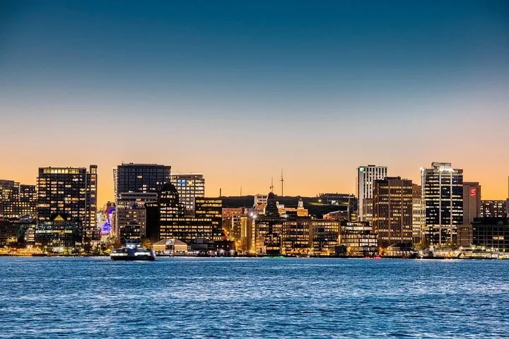 Panorama du front de mer d'Halifax illuminé au crépuscule, de l'autre côté du port